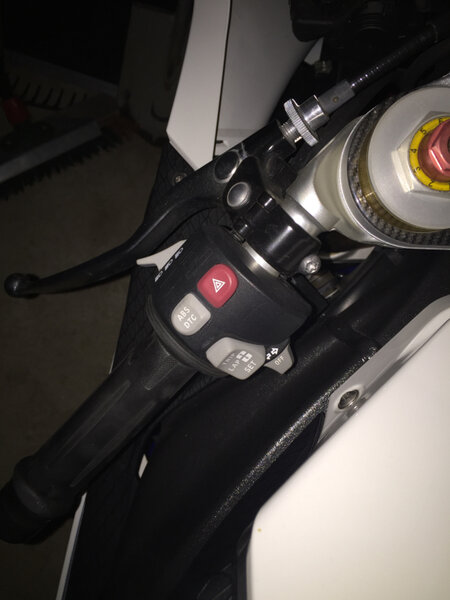 IMG_6512_lenkerschalter_links.JPG (350.89 KiB) 4600-mal betrachtet IMG_6512_lenkerschalter_links.JPG