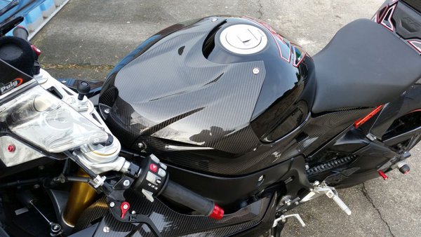 S1000RR_Uwe_Carbon_TankUndSeitenteile.jpg